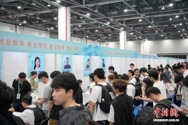 9月28日，求职者在“人才赋能站”进行咨询。2026杭州国际人才交流与项目合作大会宣传组 供图