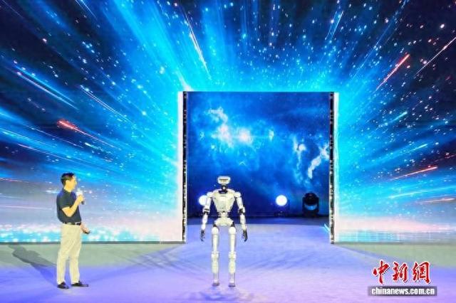 9月28日，全球首台搭载全国产化电子架构的具身智能机器人正式亮相湖北宜昌。周星亮 摄