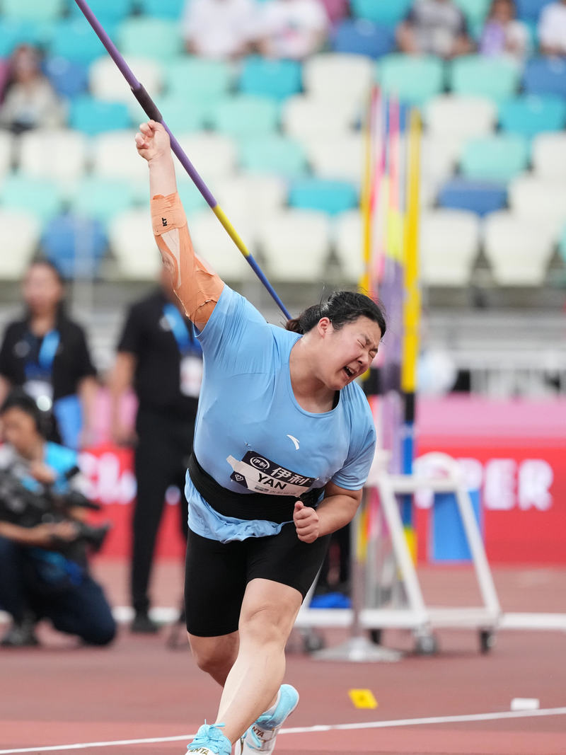 5月23日，严子怡在女子标枪决赛中。当日，2026世界田联钻石联赛厦门站在福建厦门举行。新华社记者 贾宇辰 摄