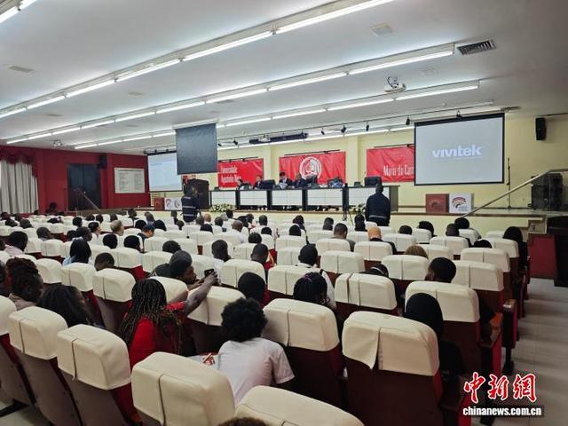 湘潭大学校长廖永安在安哥拉阿戈什蒂纽·内图大学法学院开设讲座，介绍中国发展经验。 湘潭大学供图