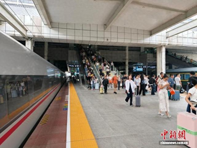 图为重庆北站出行的旅客。魏伟 摄