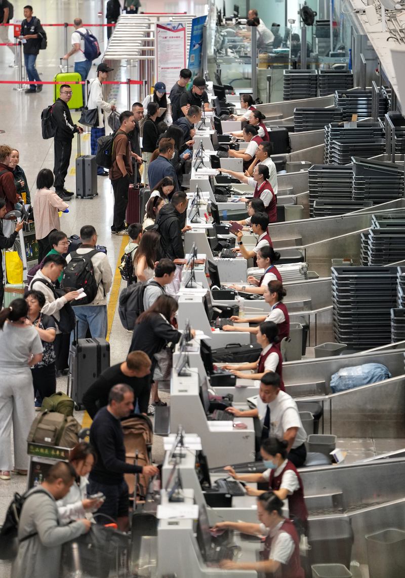 旅客办理值机手续。新京报记者 陶冉 摄