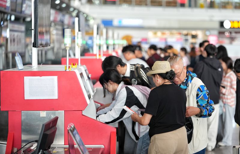 旅客在自助办理托运手续。新京报记者 陶冉 摄