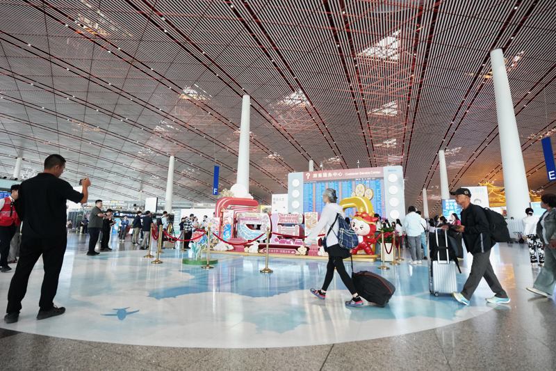 旅客走进首都机场T3航站楼办理值机手续。新京报记者 陶冉 摄