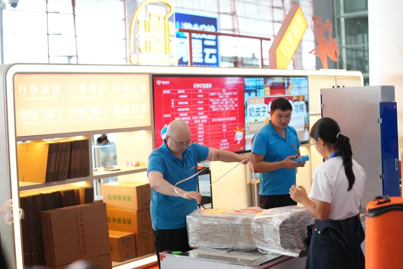 工作人员为旅客打包行李。新京报记者 陶冉 摄