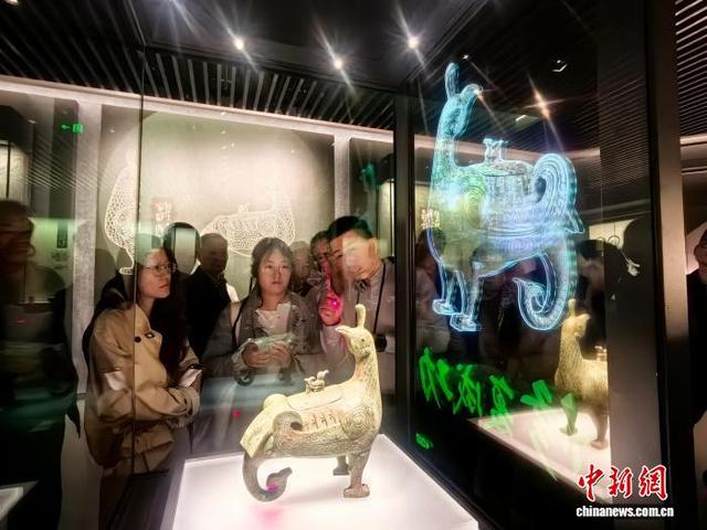 科技“活化”历史，鸟尊“重生”。任丽娜 摄