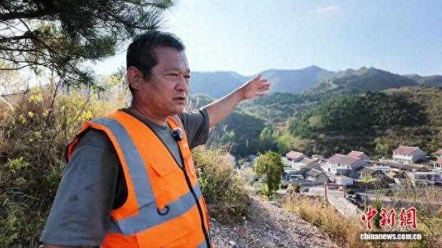 9月22日，河北迁安长城保护员俞海文介绍白羊峪长城。 王严 摄