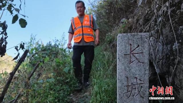 9月22日，河北迁安长城保护员俞海文巡护白羊峪长城。 王严 摄