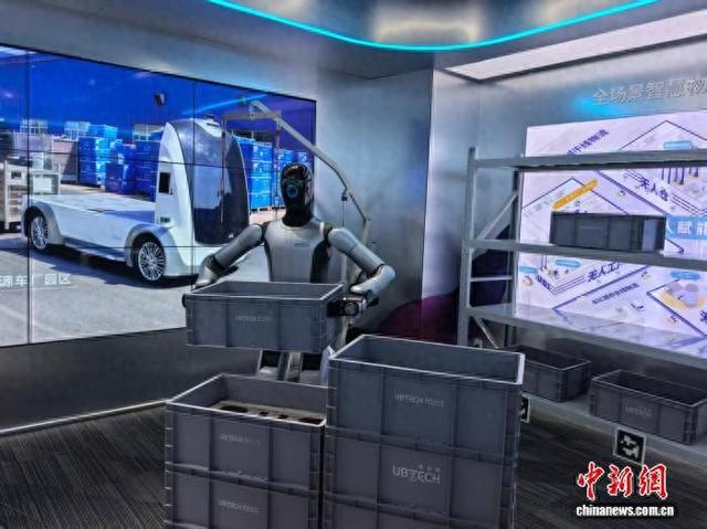 正在搬运箱子的具身智能机器人。 左雨晴 摄