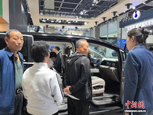 市民在车展现场选购汽车。中新网记者 于晶 摄