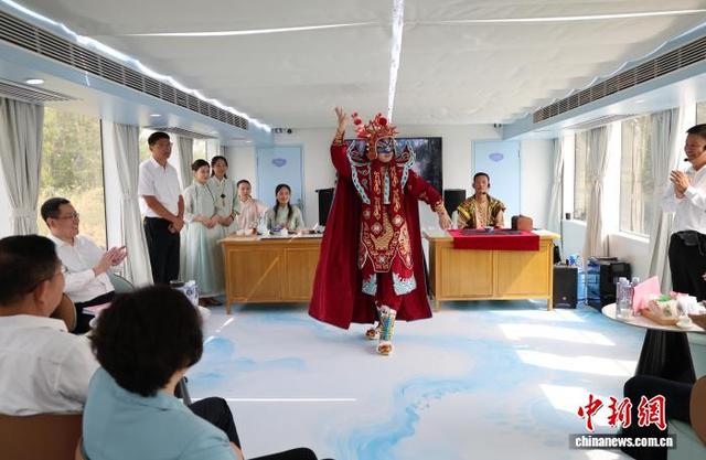 9月27日，在山东济宁南阳古镇，“齐鲁号”游船上的魔术表演引乘客叫好。 中新社记者 赵晓 摄