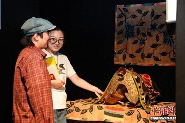 图为观众欣赏展览中的展品。hima hima隙马客厅供图