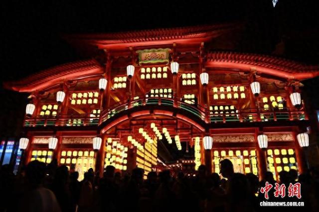 10月1日晚，陕西西安，唐风户外沉浸式长街“天街”亮相。 李一璠 摄