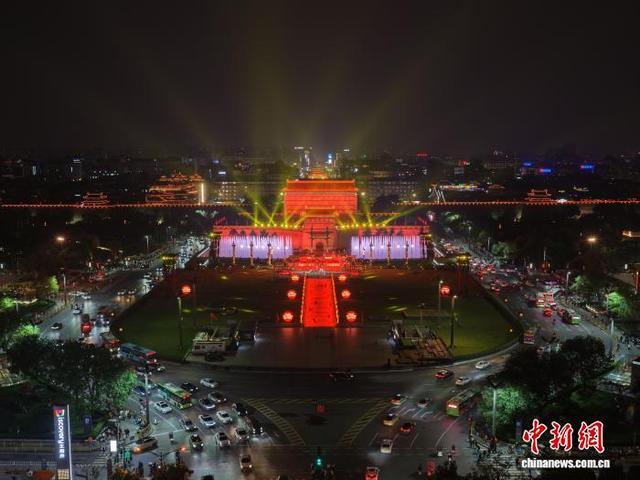 图为夜幕下的西安城墙。 西安城墙景区供图