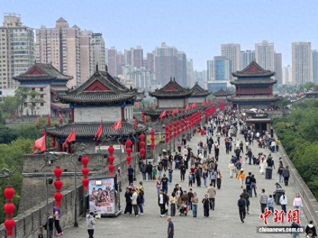 图为国庆假期游客游玩西安城墙景区。 西安城墙景区供图