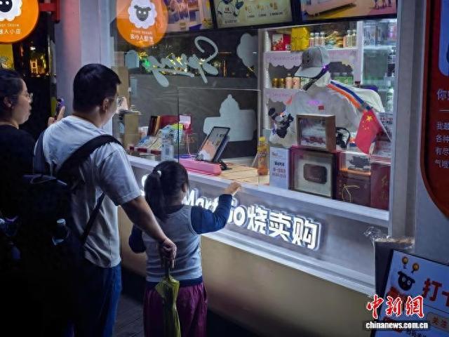顾客和机器人服务员互动。谢雨淼供图