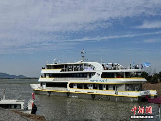 10月1日，山东东平，“东平湖号”游船载客启航。 张欢 摄