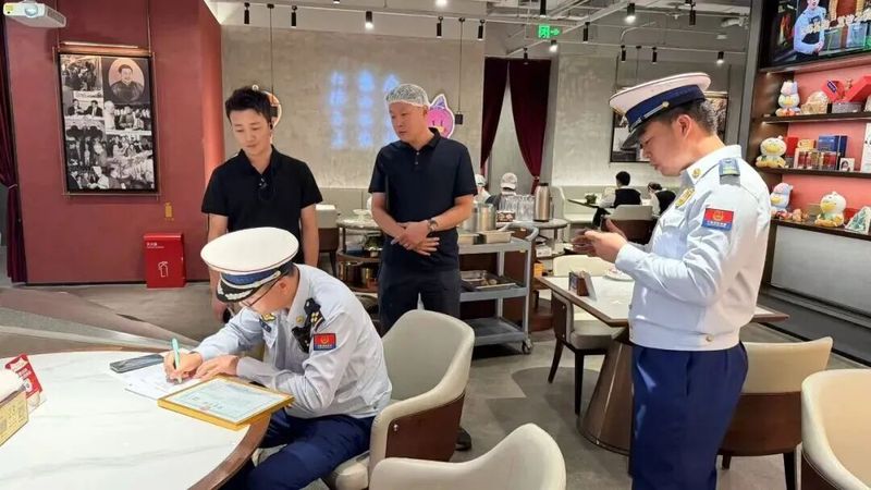 通州消防排查餐饮场所及后厨等重点区域消防安全隐患。北京消防供图
