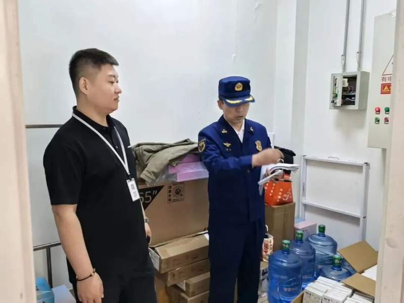 海淀消防围绕人流集中、火灾风险较高的宾馆饭店、商超市场、餐饮娱乐等人员密集场所开展检查。北京消防供图