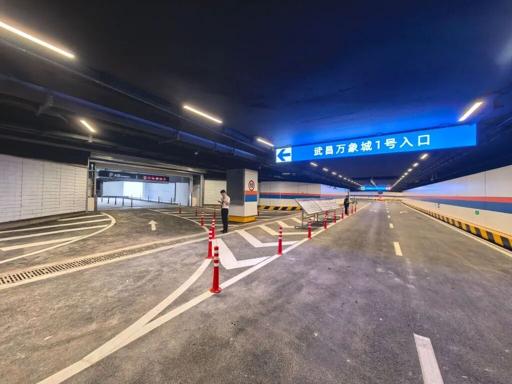 地下环路通往商圈的连接口。新华社发
