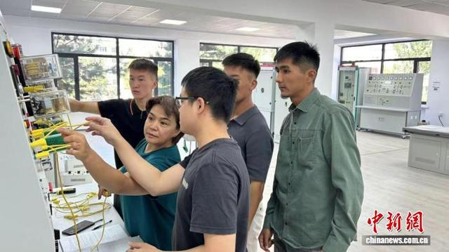 学生在吉尔吉斯斯坦鲁班工坊上课。 受访者供图