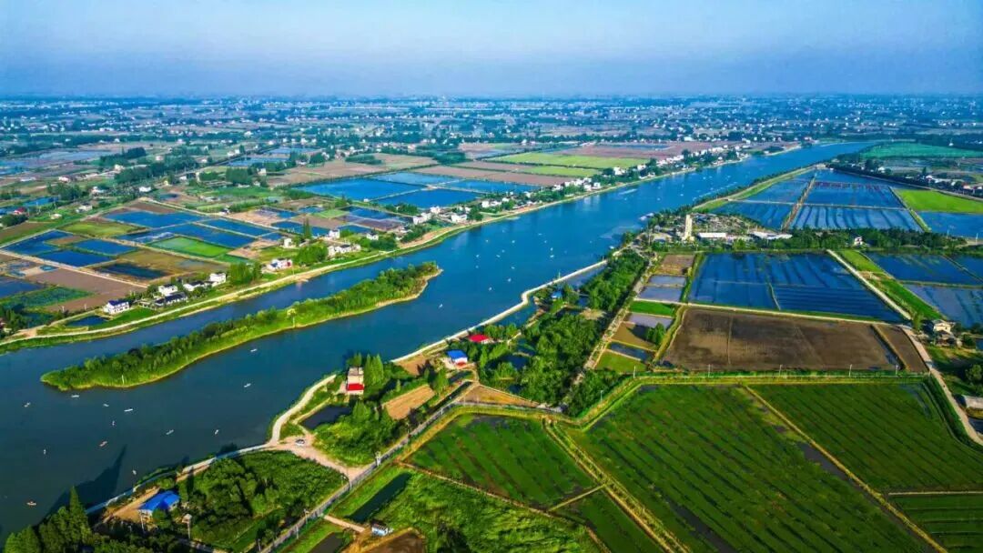 南县琴湖俯瞰图，藏不住两三点屋顶红。陈颐龄 摄 图片来源：“南县发布”