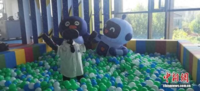 9月29日，位于北京首钢园的机器人幼儿园内，机器人在试错中成长。中新社记者 陈杭 摄