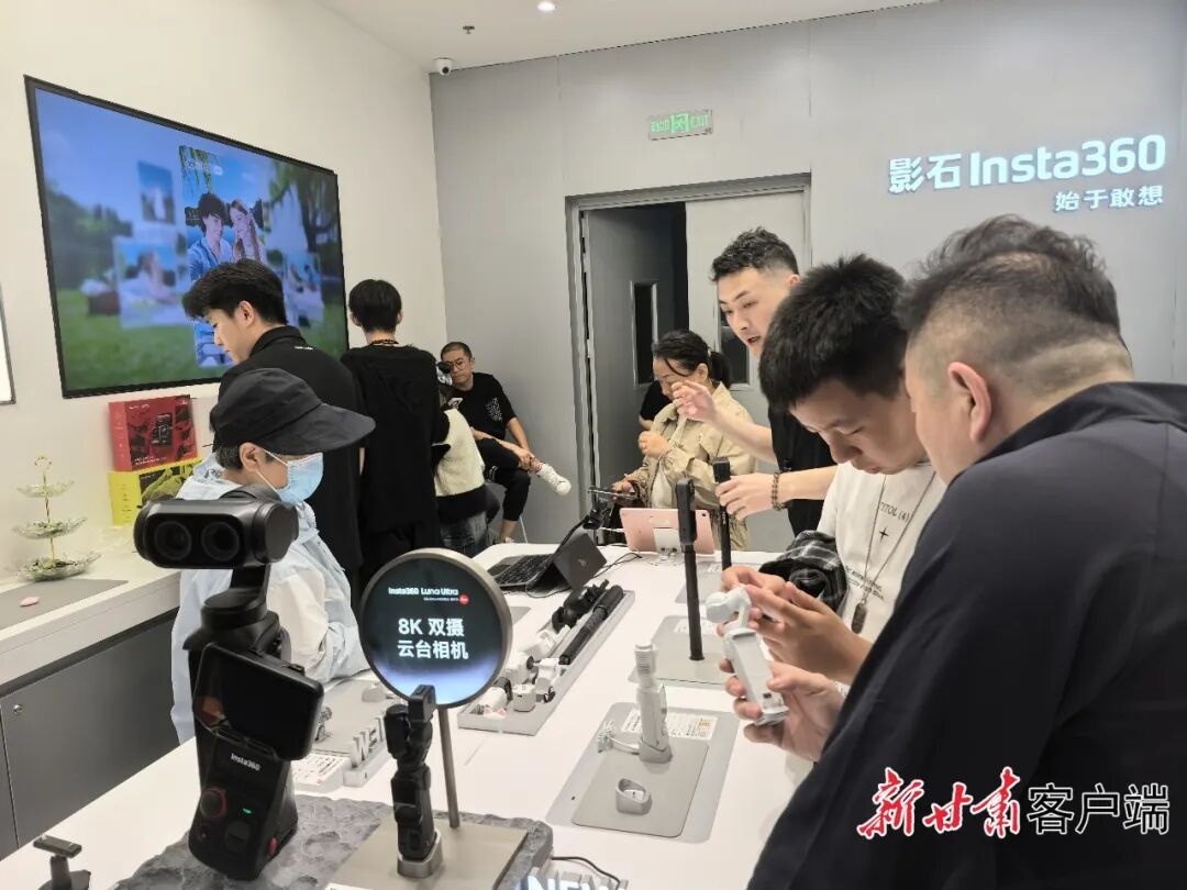 顾客在兰州万象城一家云台相机店内了解产品。本文图片由新甘肃·甘肃日报记者王占东 摄