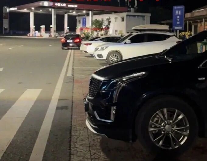 离加油站20米燃油耗尽 车主被迫花350元拖车 加油站致歉称新员工业务不熟