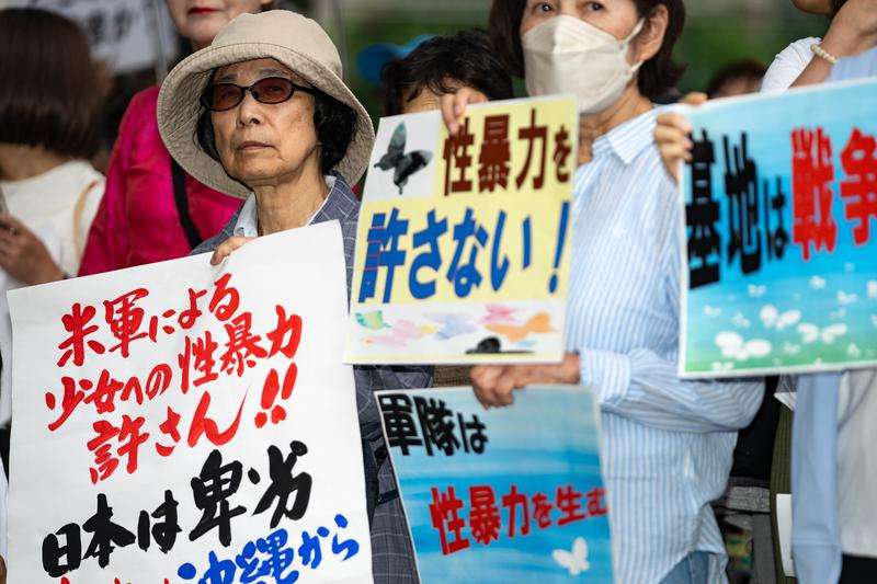 2024年7月2日，在日本东京，民众聚集在日本外务省外，抗议日本政府隐瞒冲绳美军性侵消息。新华社记者张笑宇摄