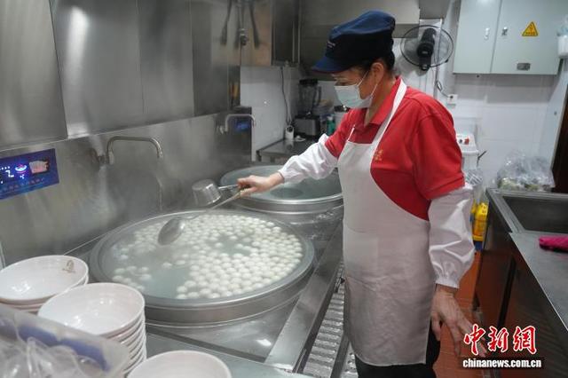 9月22日，武汉五芳斋的工作人员正在煮芝麻汤圆。中新社记者 邹浩 摄
