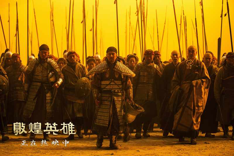 片尾扭转战局镜头的处理，更侧重历史意象与心理震慑。