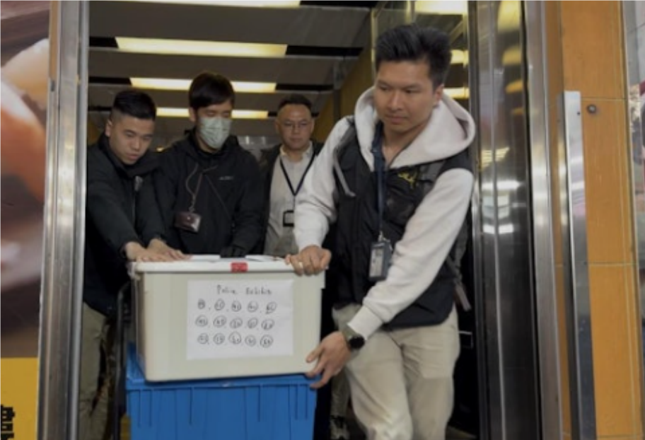香港警方今年2月曾在一所涉案律师楼带走多箱证物。图源：港媒