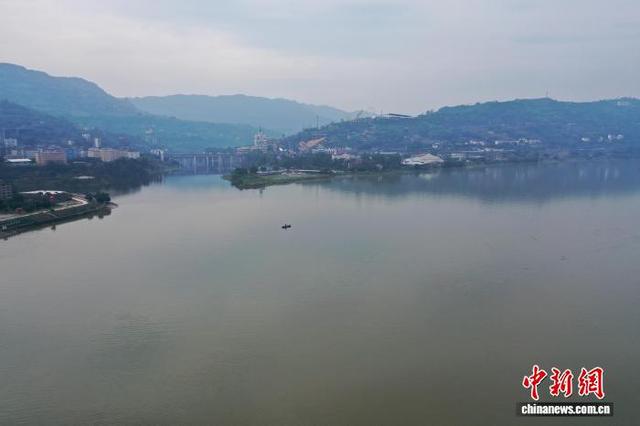 图为沿江小镇风光。 徐李 摄
