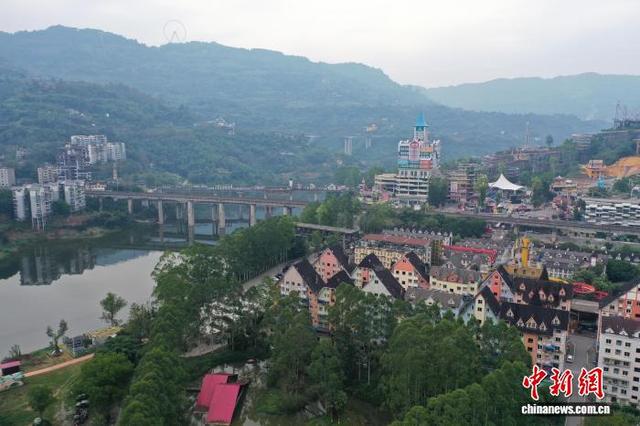 图为沿江小镇风光。 徐李 摄