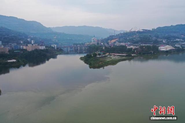 图为沿江小镇风光。 徐李 摄