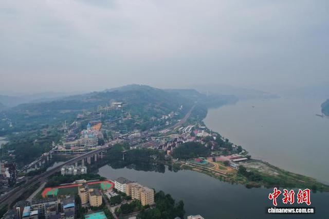 图为沿江小镇风光。 徐李 摄