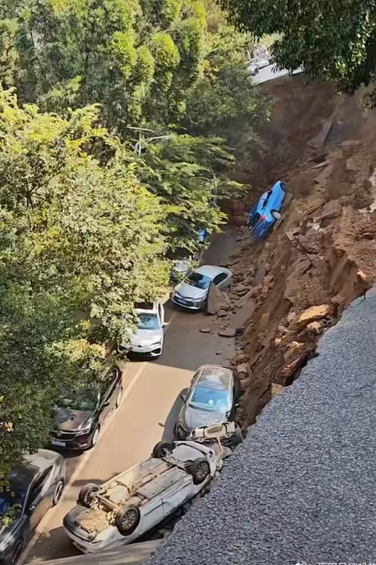 昆明一道路塌陷有人被困