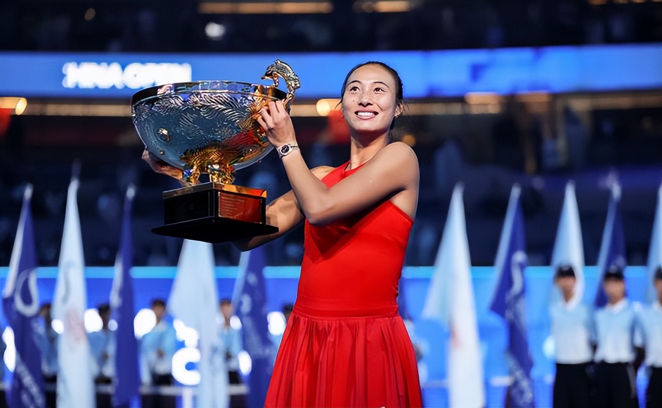 为你骄傲！父母现场见证郑钦文夺冠 激动鼓掌 赛后全家幸福合影