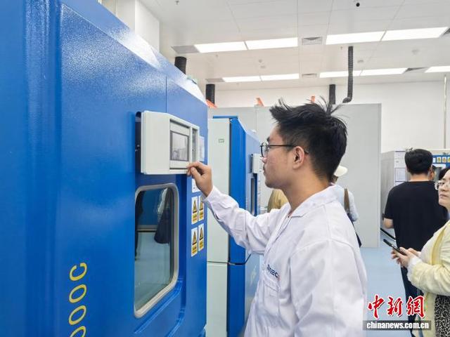 10月12日，零熵科技工作人员在调试设备。中新社记者 张强 摄