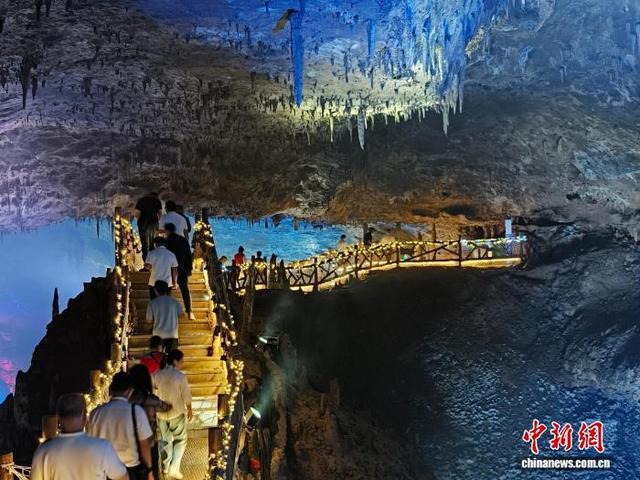 10月13日，第21届湖南张家界森林保护节在湖南张家界桑植县举行。 图为游客参观打卡桑植九天洞。 张雪盈 摄