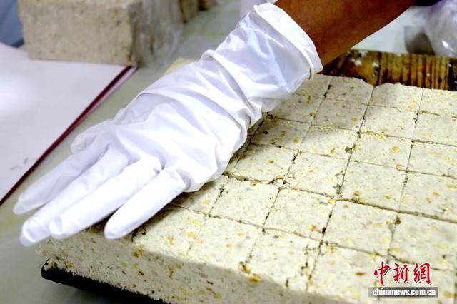图为钟惠群在制作里高糯香米饼。牙春柳 摄