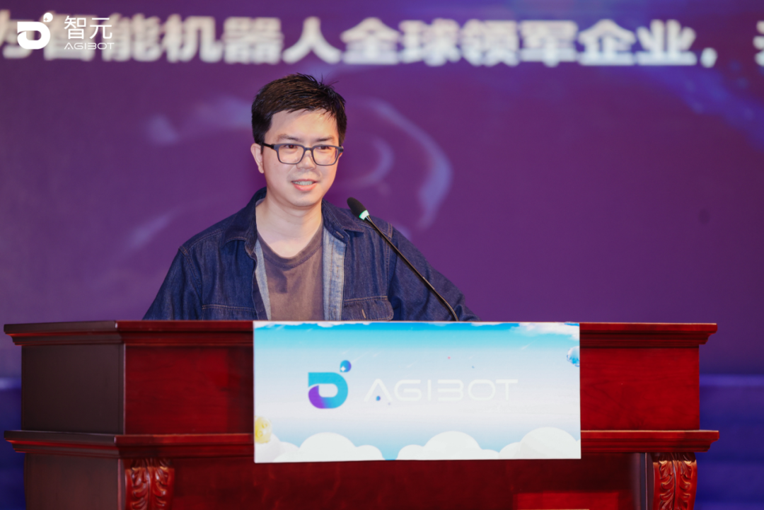 智元联合创始人、总裁兼CTO彭志辉在浙江大学宣讲现场