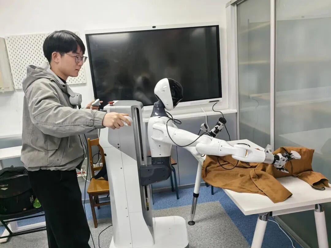 清华本科生遥操作精灵G1，采集叠衣服的示范数据