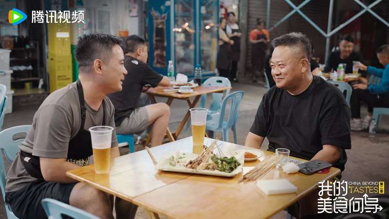 陈晓卿和朋友在享受美食。
