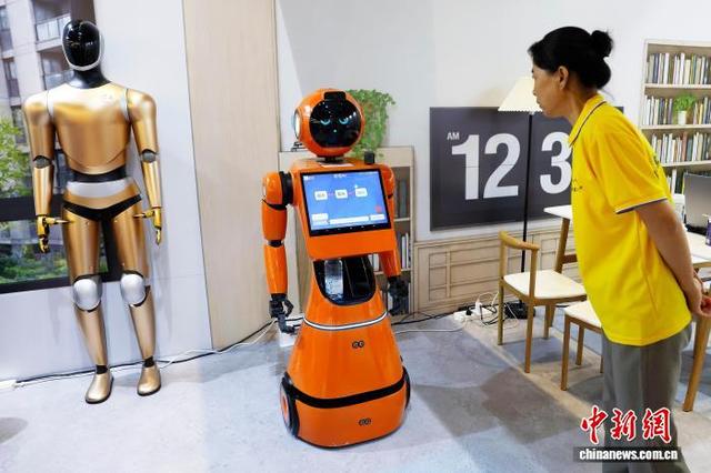 图为在养老康养赛事项目区域，工作人员观察机器人的状态。中新社记者 殷立勤 摄