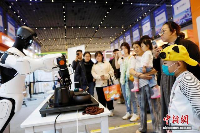 图为观众观看机器人带来的茶艺表演。中新社记者 殷立勤 摄