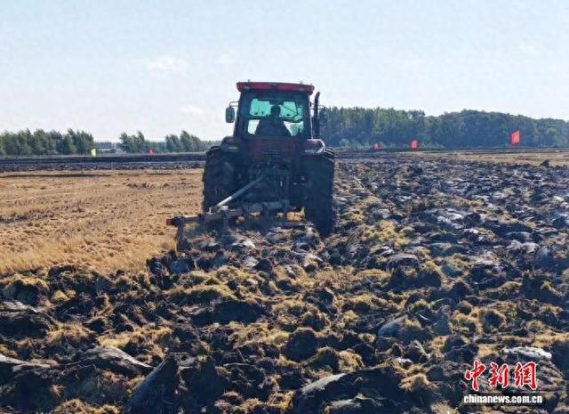 农业机械在秋整地。北大荒集团 供图
