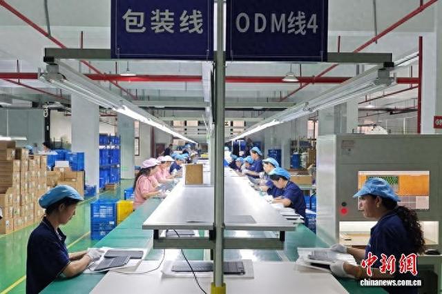 6月26日，河南省泌阳县某电子加工厂内工人赶制键盘订单。记者 韩章云 摄