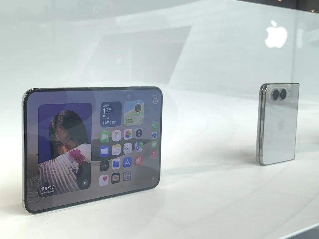 目前国内多家互联网公司都在加急与iPhone Duo的研发适配